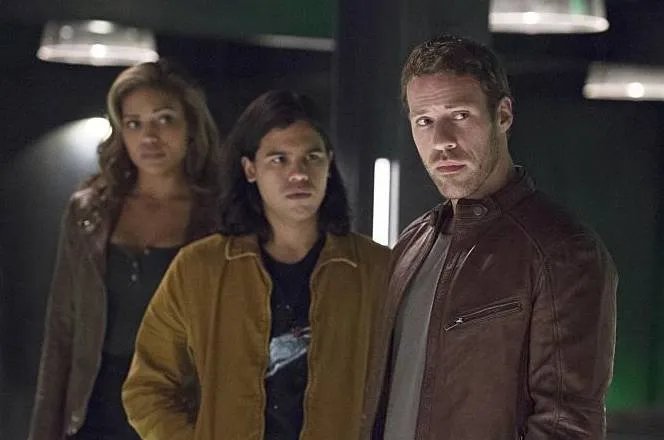 Ein neues Gesicht: Falk Hentschel (r.) als Carter Hall aka Hawkman in %26bdquo;Legends of Today (1)%26ldquo; &copy; The CW