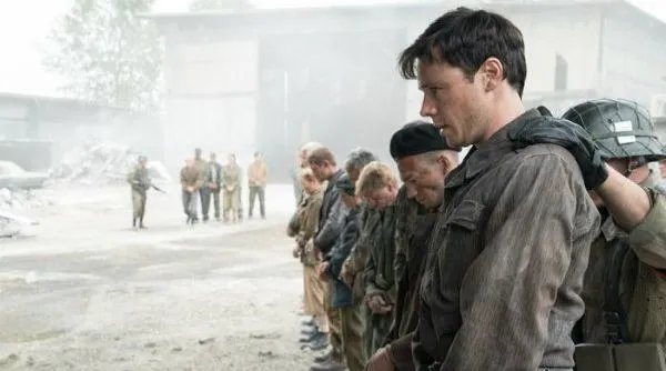 Plötzlich taucht Frank (Rupert Evans) als besiegter Soldat in einem Film des %26bdquo;Man in the High Castle%26ldquo; auf. &copy; Amazon