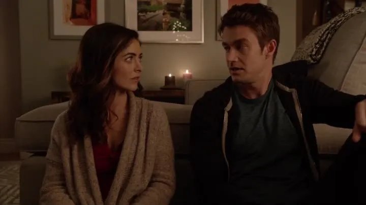 Brooke Lyons und Robert Buckley in %26bdquo;iZombie%26ldquo; © The CW
