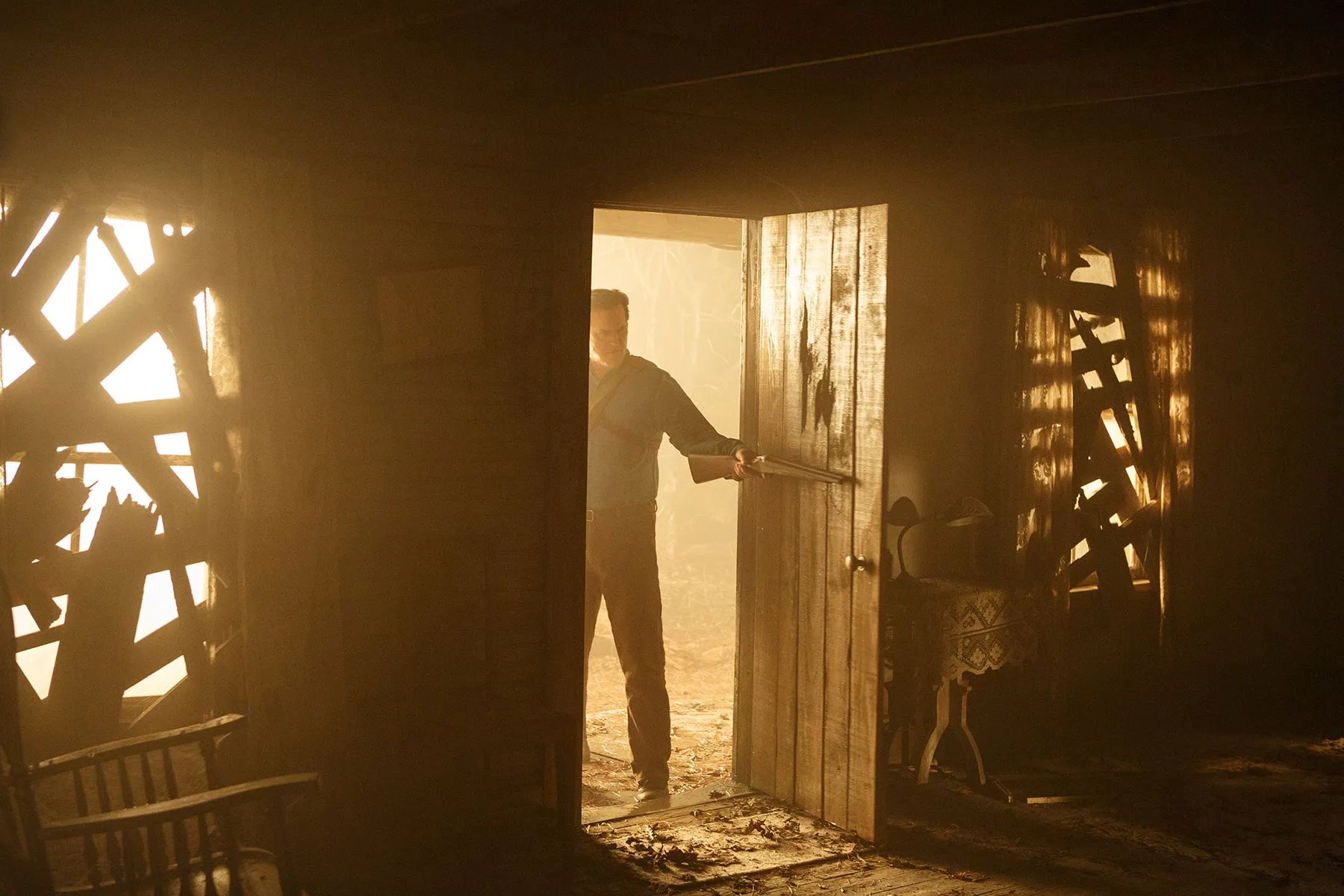 Die Waldhütte weckt bei Ash schaurige Erinnerungen &copy; Starz!