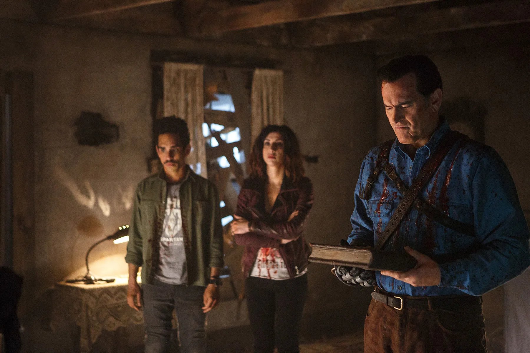Ash (Bruce Campbell) und seine Mitstreiter Pablo (Ray Santiago) und Kelly (Dana DeLorenzo) © Starz!