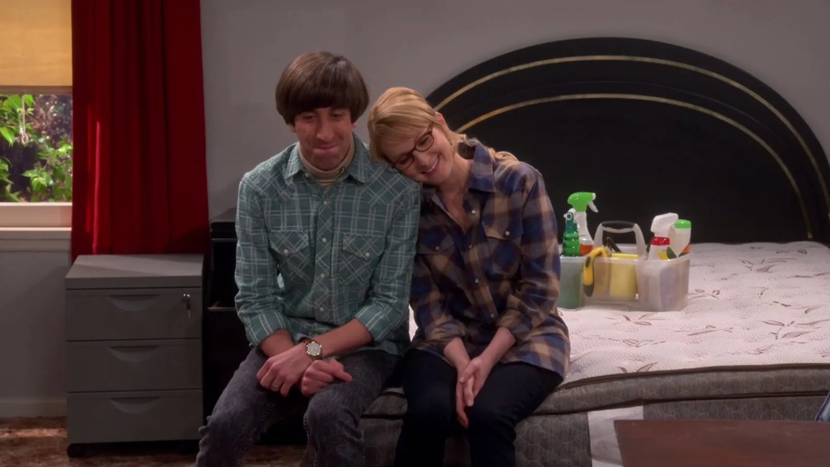 Howard (Simon Helberg) und Bernadette (Melissa Rauch) schwelgen in glücklichen Erinnerungen. © CBS