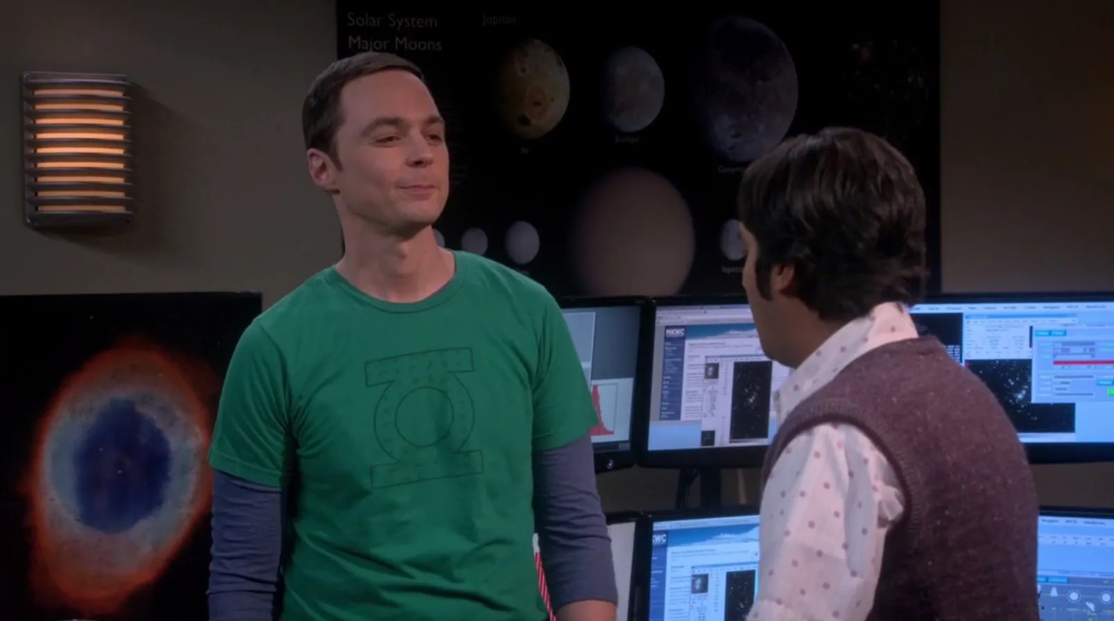 Sheldon (Jim Parsons) und Raj (Kunal Nayyar) suchen mit Hilfe eines Teleskops nach bisher unentdeckten Planeten. © CBS