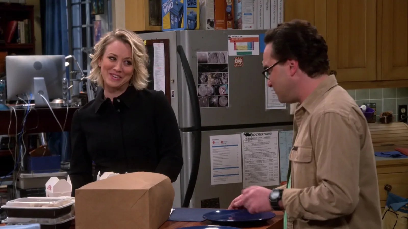 Penny (Kaley Cuoco) bittet Leonard (Johnny Galecki) um einen Gefallen. Wer könnte diesem Lächeln widerstehen? © CBS