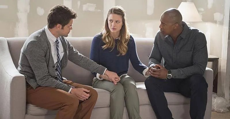 Winn (Jeremy Jordan); Kara (Melissa Benoist) und James (Mehcad Brooks) in %26bdquo;Blood Bonds%26ldquo; © CBS