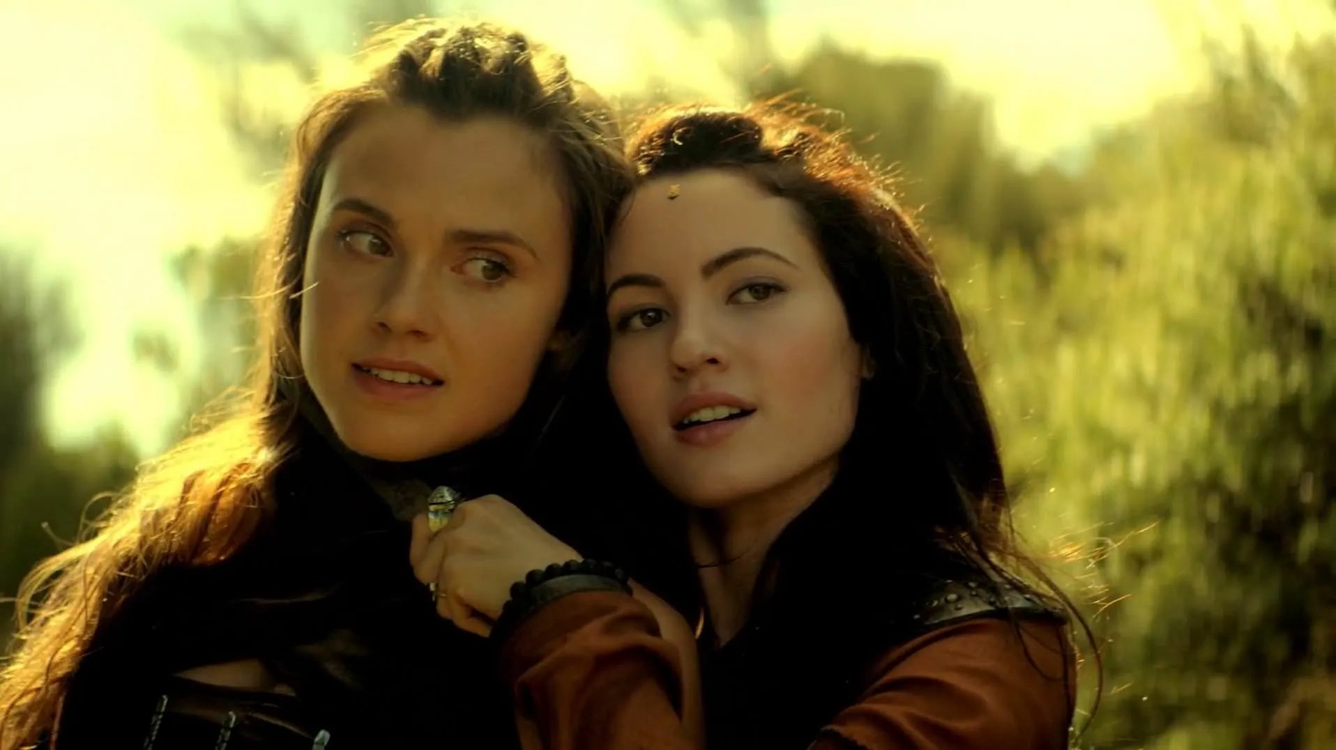 Amberle (Poppy Drayton) und Eretria (Ivana Baquero) © MTV