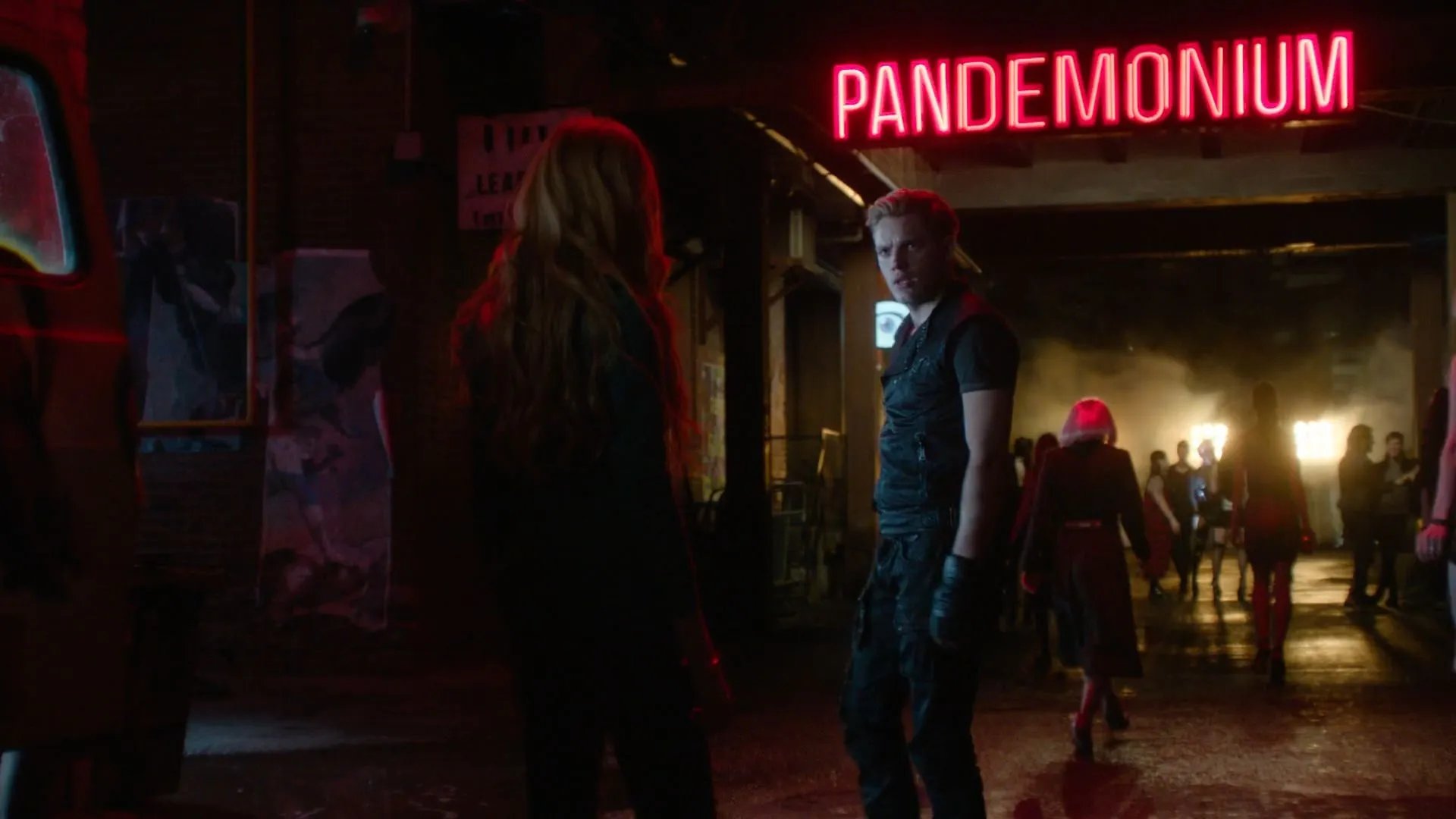 Clary (Katherine McNamara) trifft zum ersten Mal auf Jace (Dominic Sherwood). &copy; Freeform