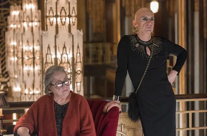 Außer Iris (Kathy Bates) und Liz (Denis O%26#039;Hare) bleibt kaum jemand im Hotel übrig. &copy; FX