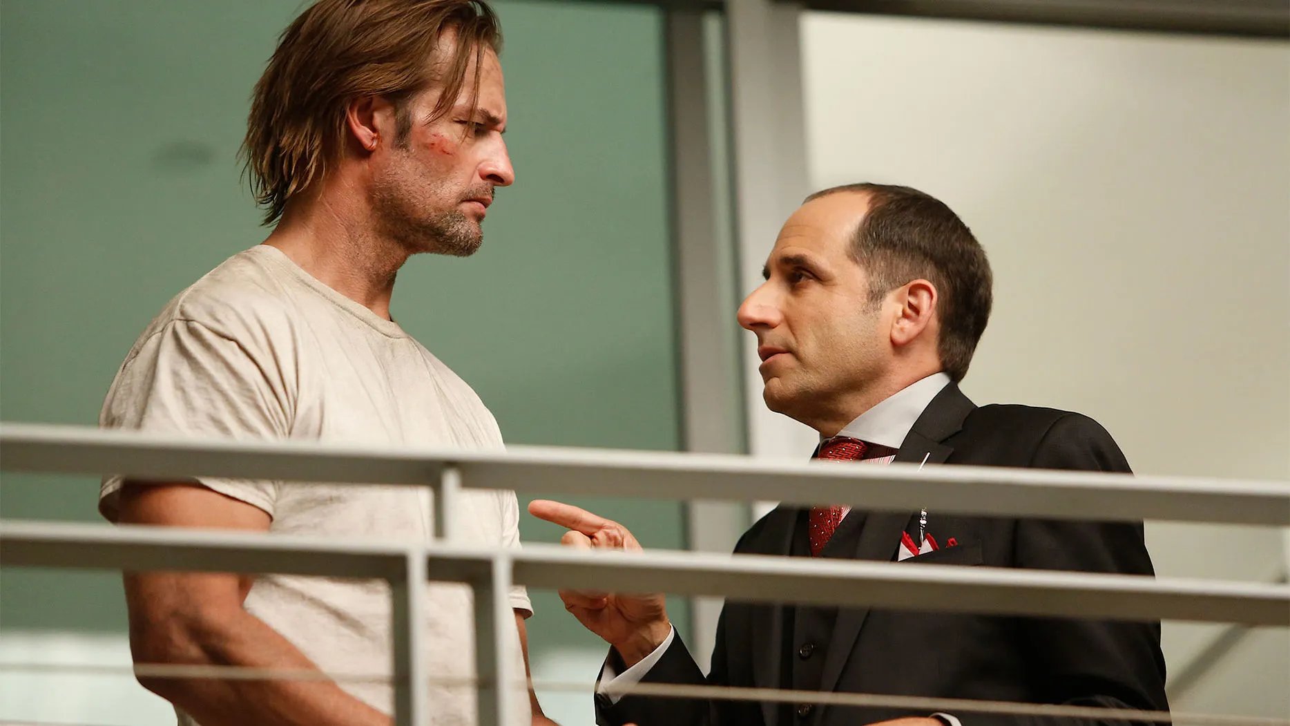 Peter Jacobson (l.) und Josh Holloway in %26bdquo;Colony%26ldquo;. &copy; USA Network