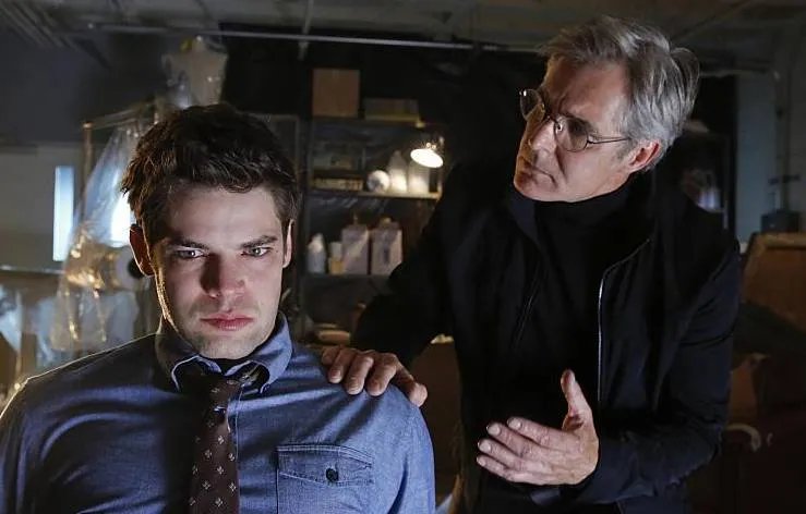 Winn (Jeremy Jordan) und sein Vater (Henry Czerny) in %26bdquo;Childish Things%26ldquo; © CBS