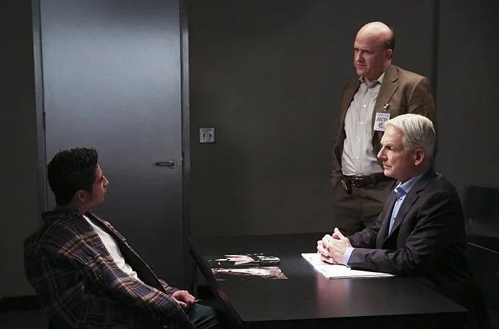 Gibbs (Mark Harmon; r.) bei der Arbeit &copy; CBS