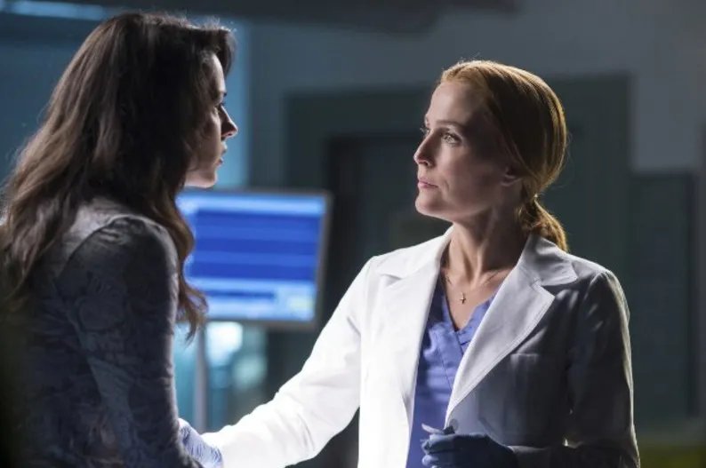 Sveta (Annet Mahendru) bei Dr. Scully (Gillian Anderson) in der Klinik &copy; FOX