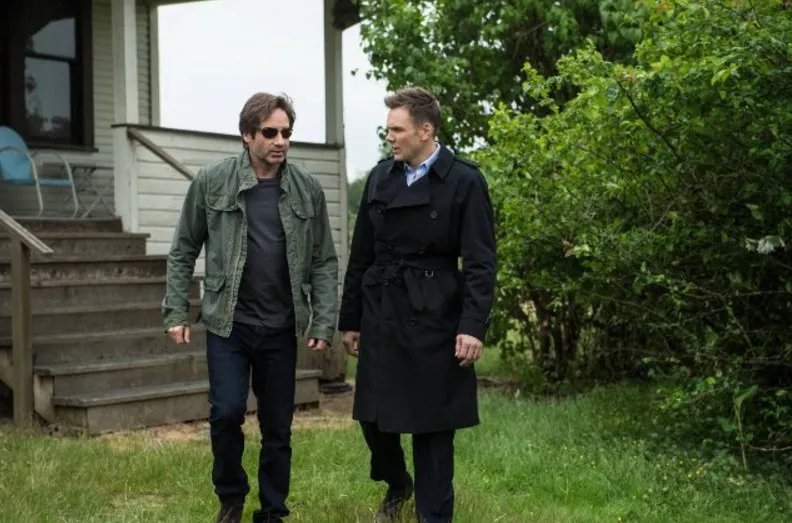 Verschwörungstheorien verbinden: Mulder (David Duchovny) und Tad O%26#039;Malley (Joel McHale). &copy; FOX