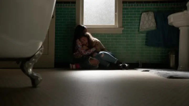 Trost findet Maddie (Jessica Sula; r.) in den Armen von Trish (Kyla Pratt). &copy; Freeform