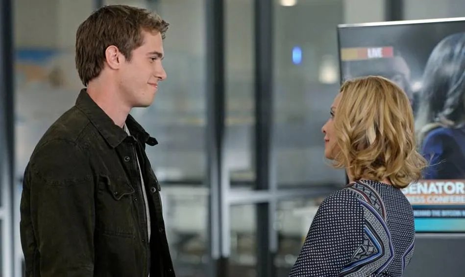 Cat (Calista Flockhart) und ihr Sohn Adam (Blake Jenner) in %26bdquo;Strange Visitor From Another Planet%26ldquo; &copy; CBS