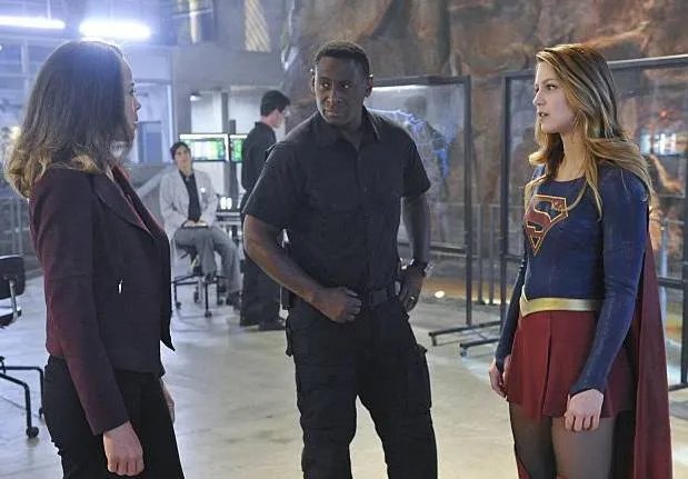 Miranda Crane (Tawny Cypress); Hank (David Harewood) und Supergirl (Melissa Benoist) in %26bdquo;Strange Visitor from Another Planet%26ldquo; &copy; CBS