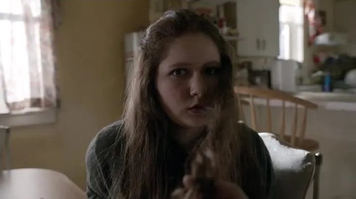 Debbie (Emma Kenney) stellt entsetzt fest; was ihr eigener Vater mit ihr vorhat. &copy; Showtime