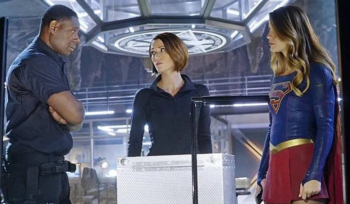 David Harewood; Chyler Leigh und Melissa Benoist in %26bdquo;Bizarro%26ldquo; © CBS