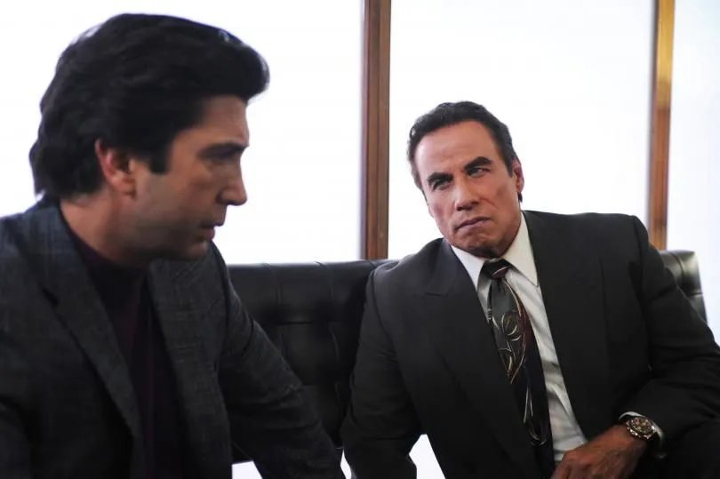 Robert Kardashian (David Schwimmer; l.) und Robert Shapiro (John Travolta) vertreten OJ. &copy; FX