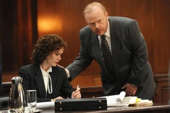 Marcia Clark (Sarah Paulson) und Bill Hodgman (Christian Clemenson) führen die Anklage. &copy; FX