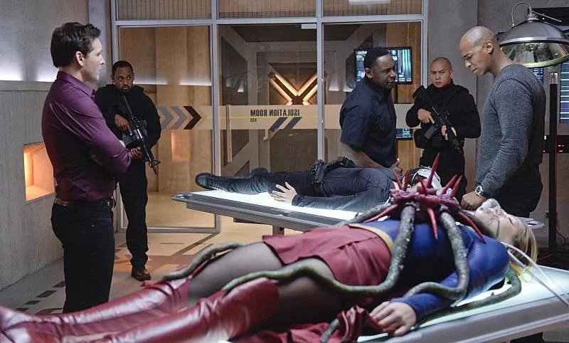 Supergirl in Not: Peter Facinelli; David Harewood und Mehcad Brooks in %26bdquo;For The Girl Who Has Everything%26ldquo; &copy; CBS