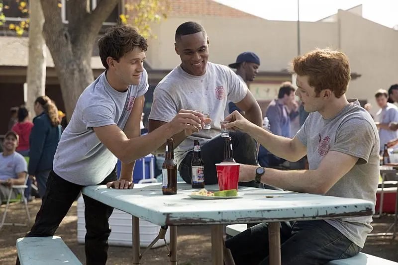 Neustart I: Ian (Cameron Monaghan; r.) bei der Feuerwehr &copy; Showtime