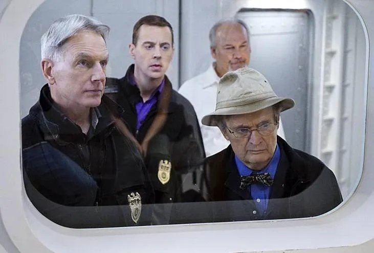 Wer ist der Täter? Gibbs (Mark Harmon) und Co sind am Grübeln... &copy; CBS