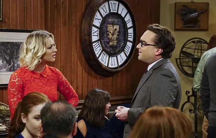 Penny und Leonard wollen zum Valentinstag fein dinieren. © CBS
