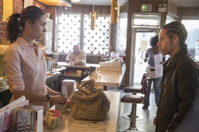 Am Ende akzeptiert Fiona (Emmy Rossum) das Geld ihres kleinen Bruders Carl (Ethan Cutkosky). &copy; Showtime