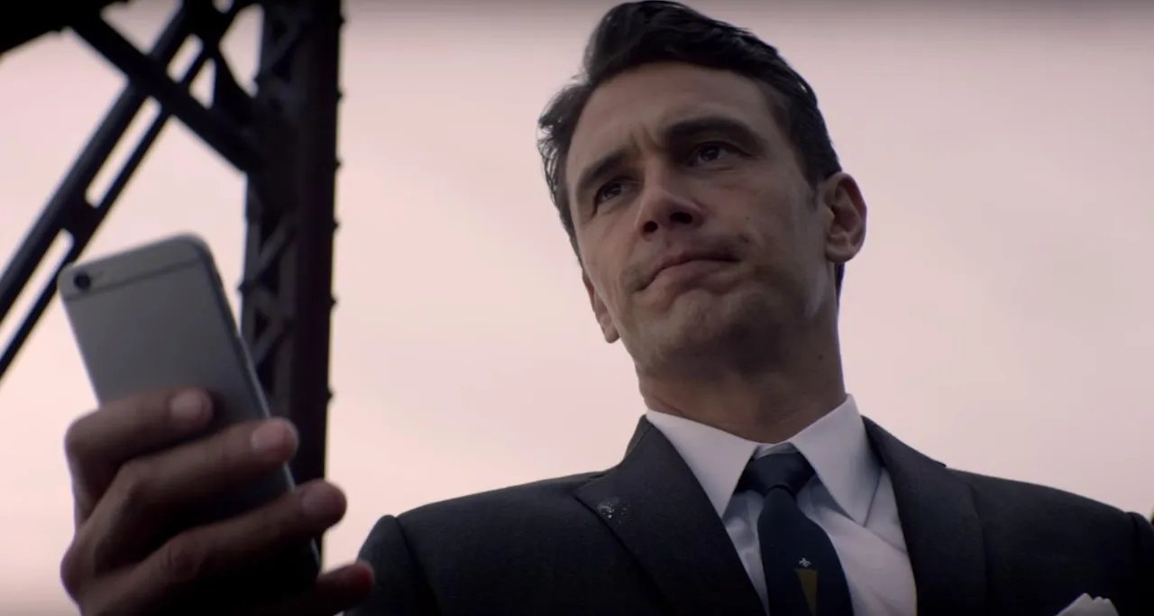 James Franco geht nicht ohne Smartphone in die Vergangenheit. &copy; Hulu