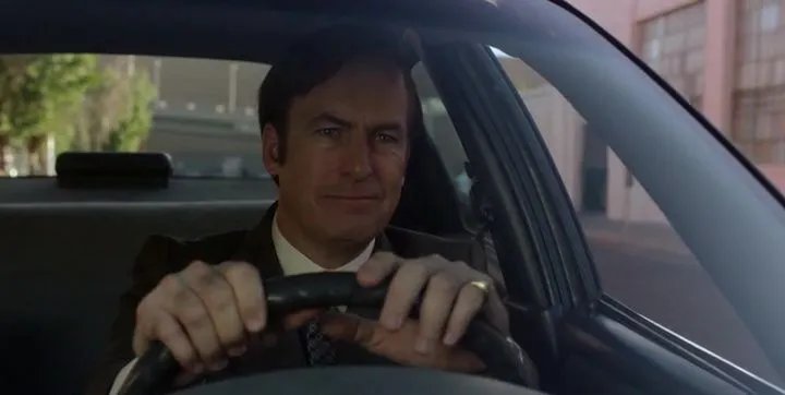 Jimmy (Bob Odenkirk) kann sich ob seiner neuen Lebensaussicht ein Grinsen nicht verkneifen. © AMC