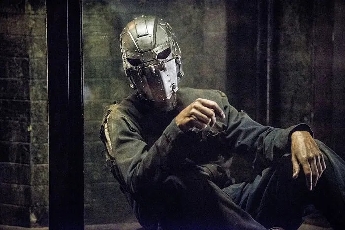 Der mysteriöse Mann mit der eisernen Maske in %26bdquo;Escape from Earth-2%26ldquo; &copy; The CW
