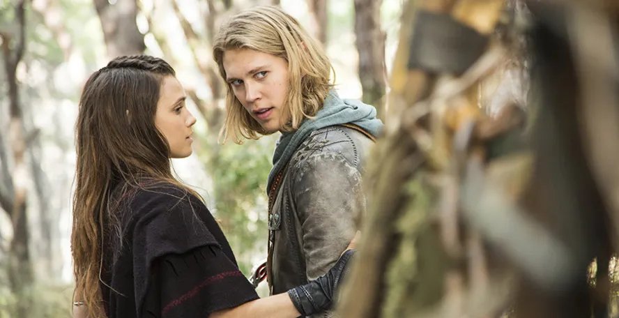 Amberle (Poppy Drayton) und Wil (Austin Butler) werden unterbrochen. &copy; MTV