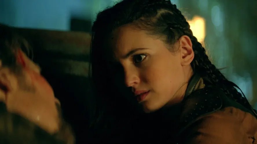 Eretria (Ivana Baquero) nimmt Abschied von Cephalo (James Remar). &copy; MTV