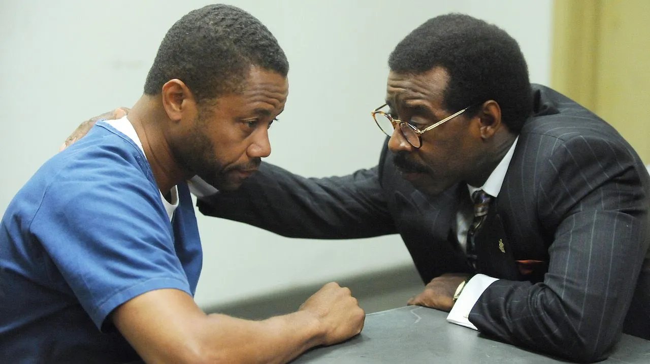 Am Ende bekommt OJ (Cuba Gooding Jr.; l.) Unterstützung von Johnnie Cochran (Courtney B. Vance). &copy; FX