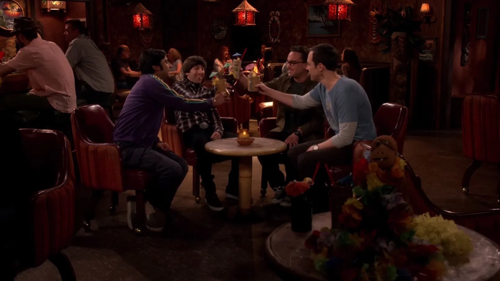 Die Jungs stoßen auf den werdenden Vater Howard an. &copy; CBS