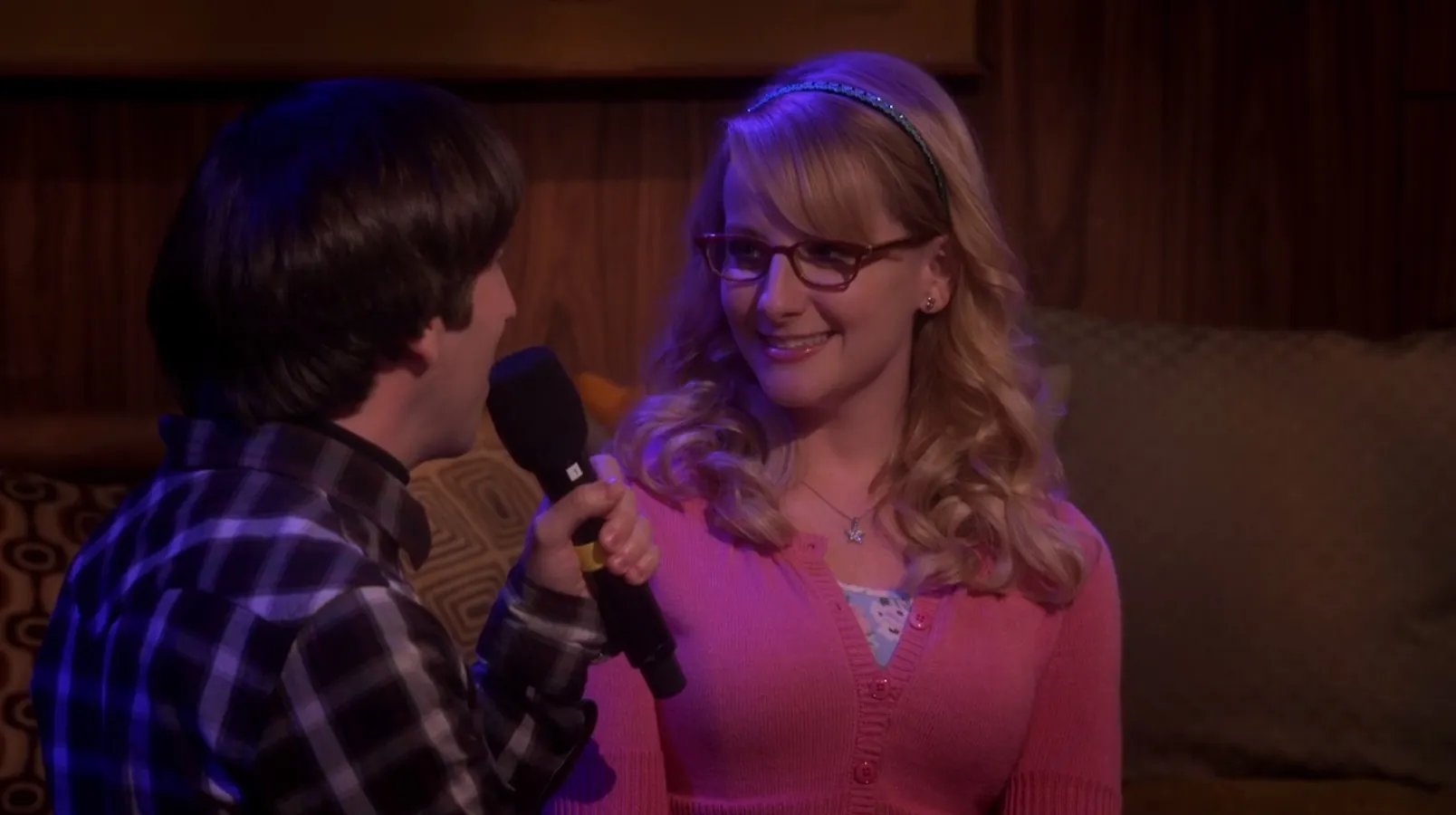 Howard singt seiner schwangeren Frau Bernadette ein Liebeslied. &copy; CBS