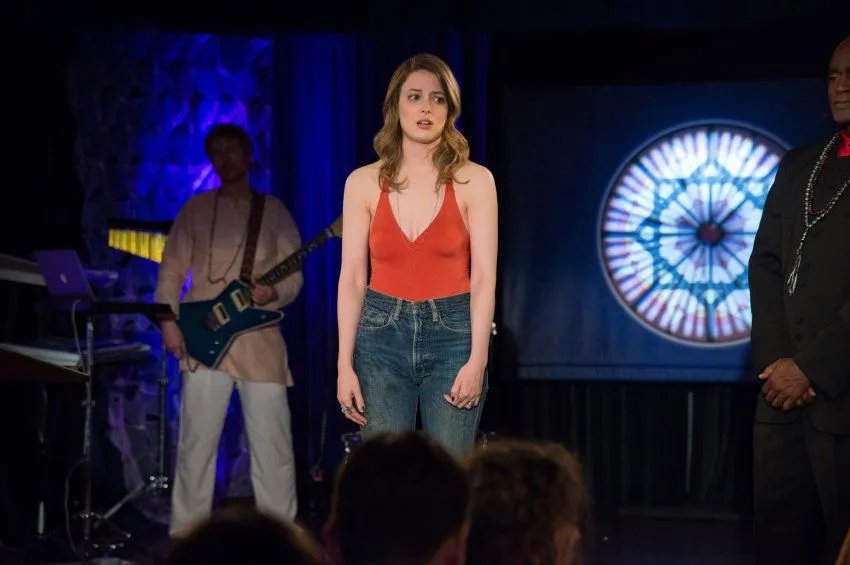 Im Medikamentenrausch lässt Mickey (Gillian Jacobs) ihrem Frust freien Lauf. &copy; Netflix