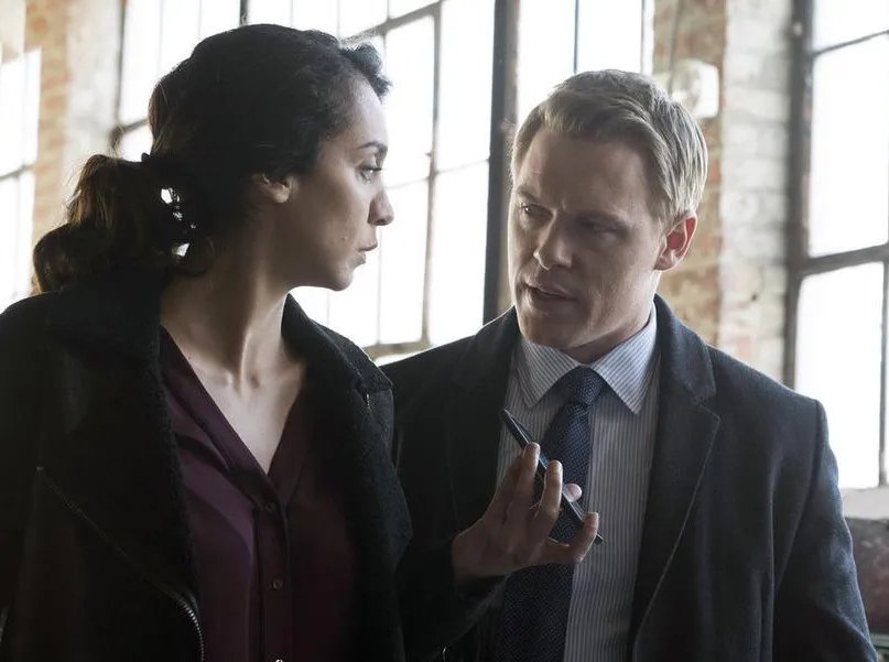 Mozhan Marno als Samar Navabi und Diego Klattenhoff als Donald Ressler in %26bdquo;The Blacklist%26ldquo; © Virginia Sherwood/NBC