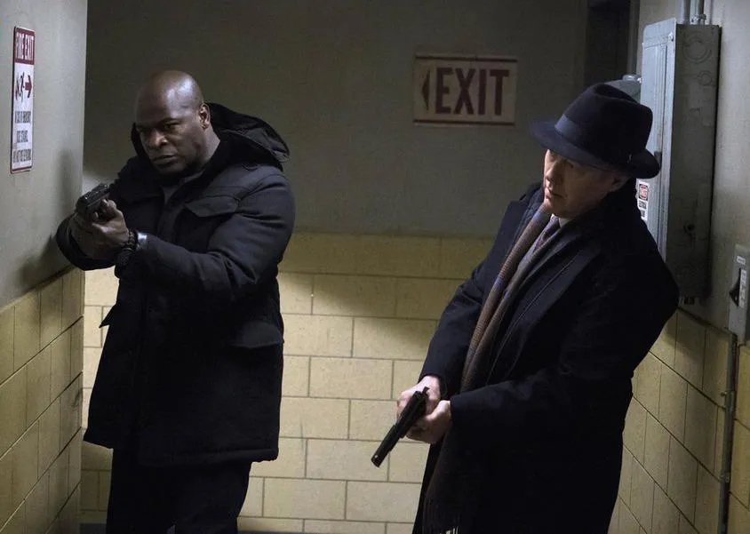 Hisham Tawfiq als Dembe und James Spader als Red Reddington in %26bdquo;The Blacklist%26ldquo; © Virginia Sherwood/NBC