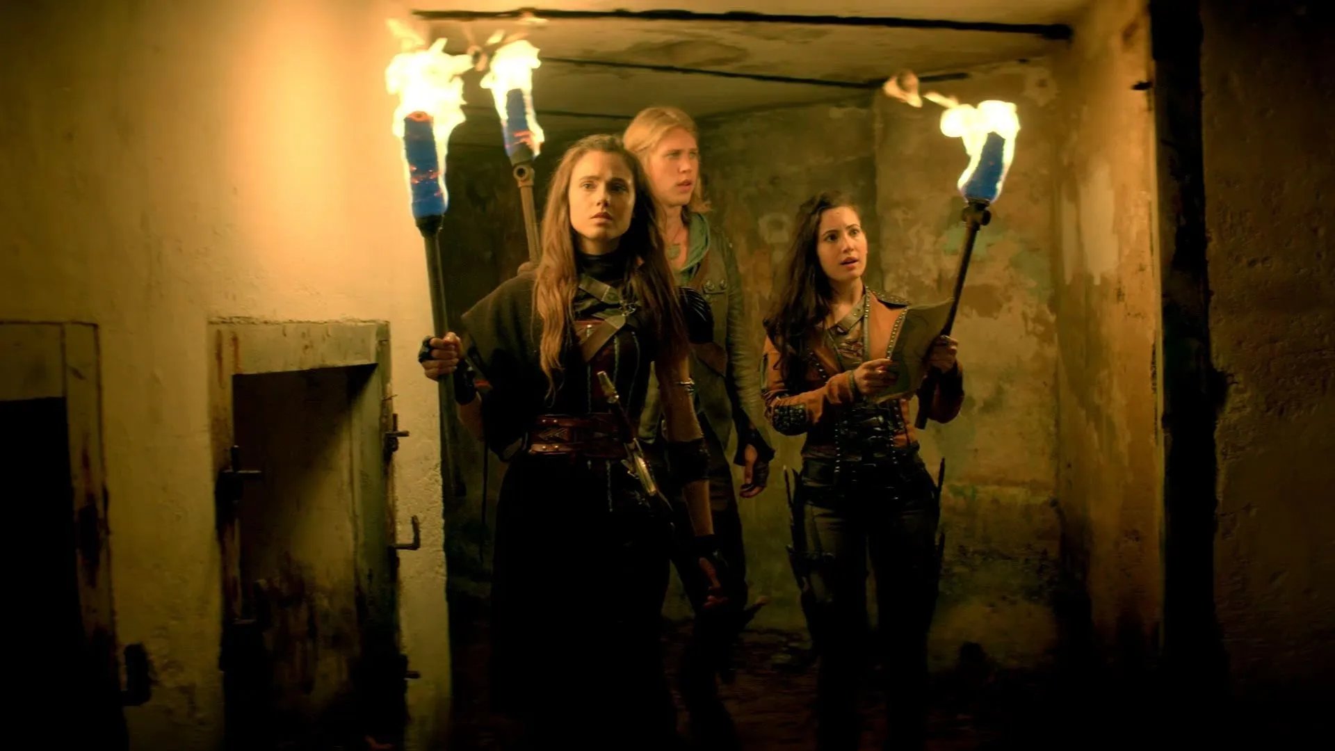 Amberle (Poppy Drayton); Wil (Austin Butler) und Eretria (Ivana Baquero) erforschen das Tunnelsystem. © MTV