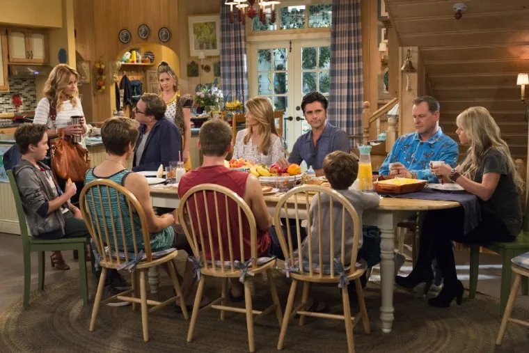Familie Tanner und Anhang beim gemeinsamen Abendessen © Netflix