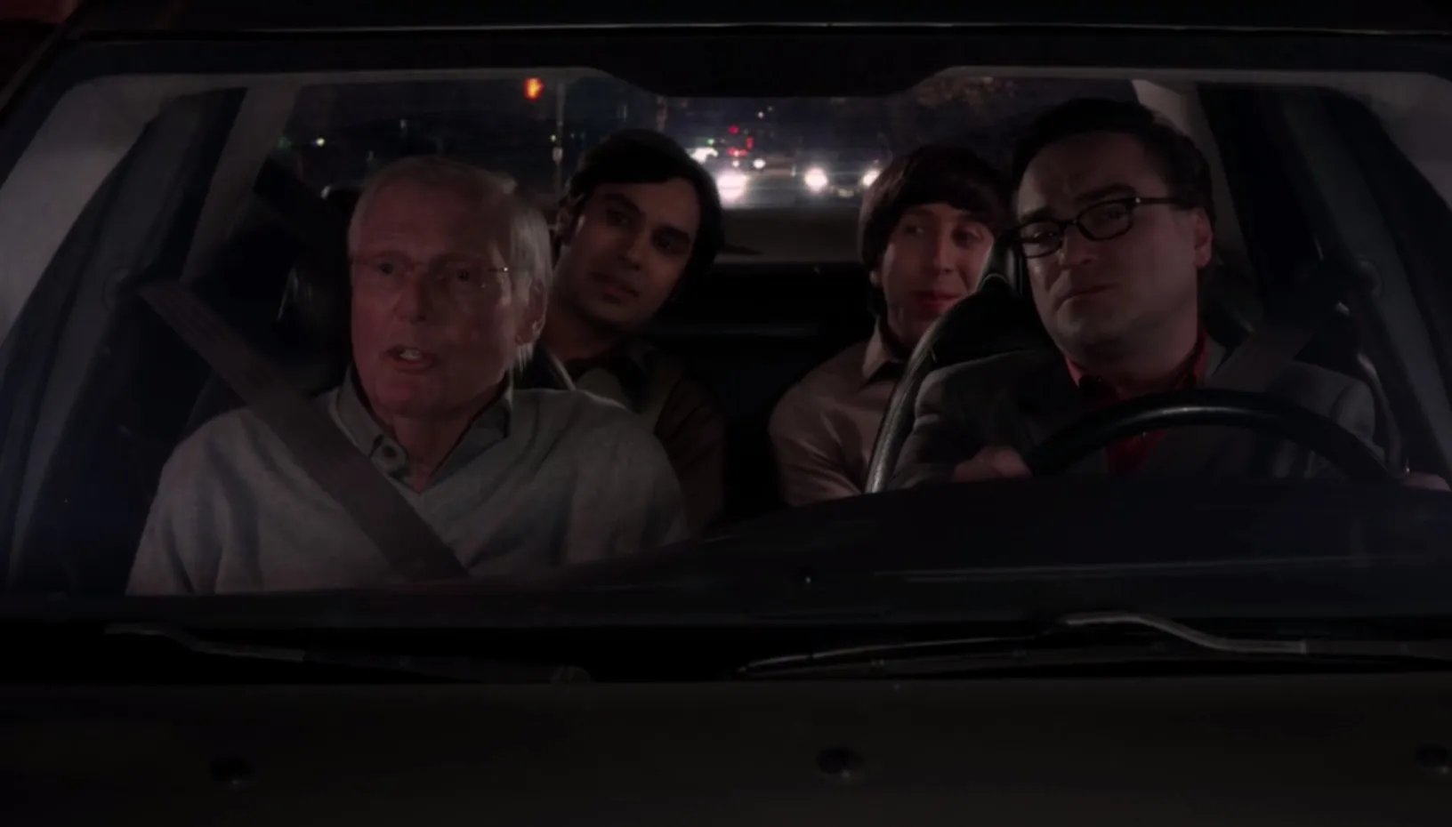 Leonard und Co holen den Überraschungsgast Adam West ab. &copy; CBS