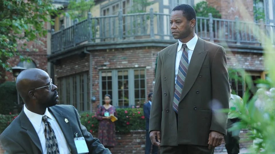 OJ (Cuba Gooding Jr.; r.) mag es nicht; dass Darden (Sterling K. Brown) auf seiner Bank sitzt. © FX