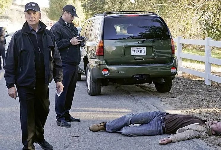 Gibbs (Mark Harmon) und Tony (Michael Weatherly) am Tatort &copy; CBS