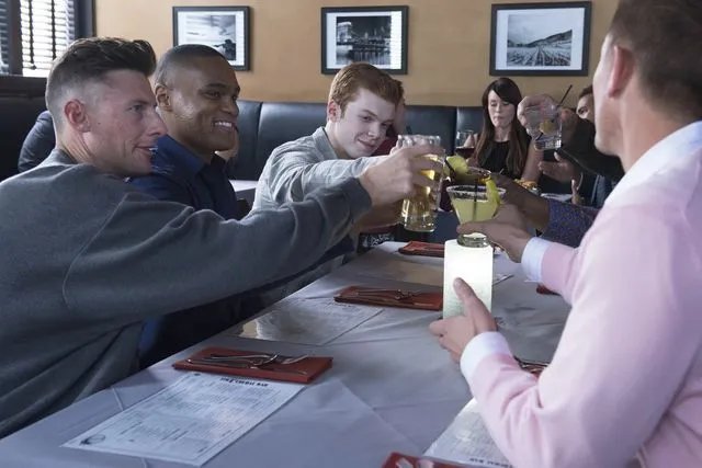 Ian (Cameron Monaghan; 3.v.l.) auf ungewohntem Terrain &copy; Showtime