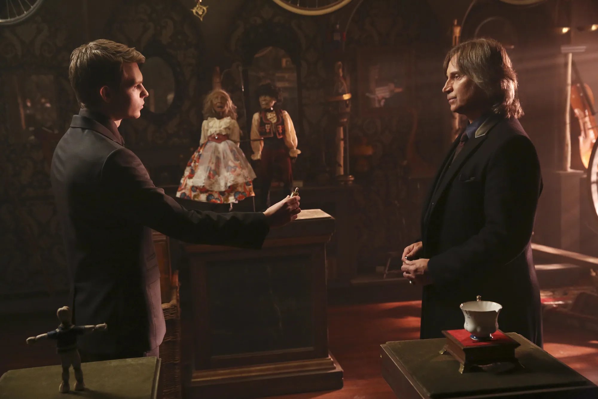 Robbie Kay und Robert Carlyle in %26bdquo;Once Upon a Time%26ldquo; © ABC