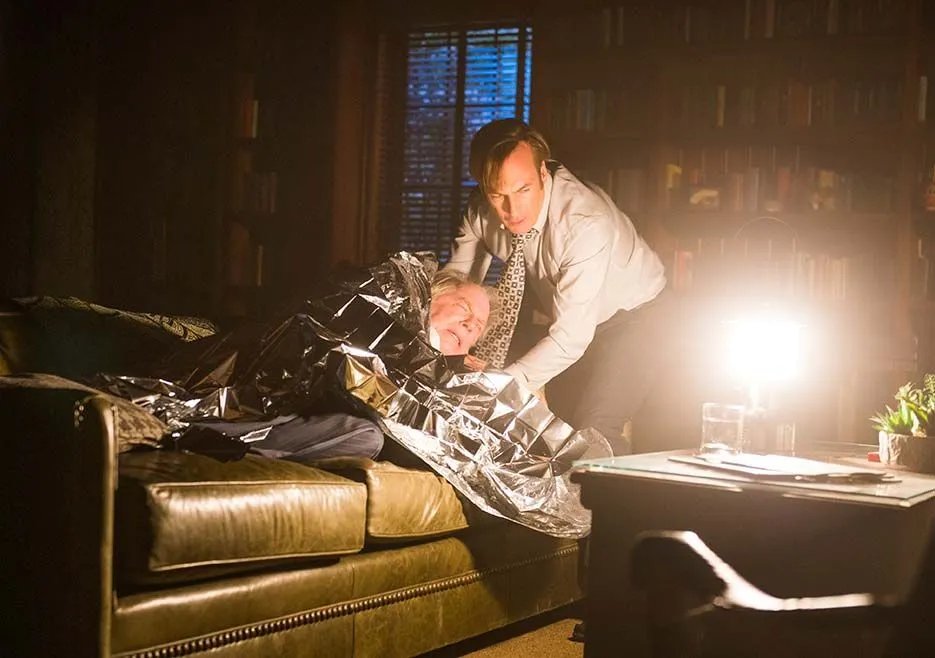 Trotz weitreichender Differenzen kĂŒmmert sich Jimmy (Bob Odenkirk; r.) um seinen Bruder. © AMC