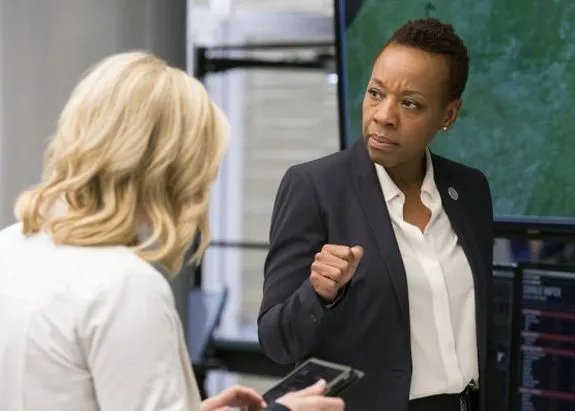 Mayfair (Marianne Jean-Baptiste) macht sich in dieser Episode nicht allzu viele Freund*innen. &copy; NBC