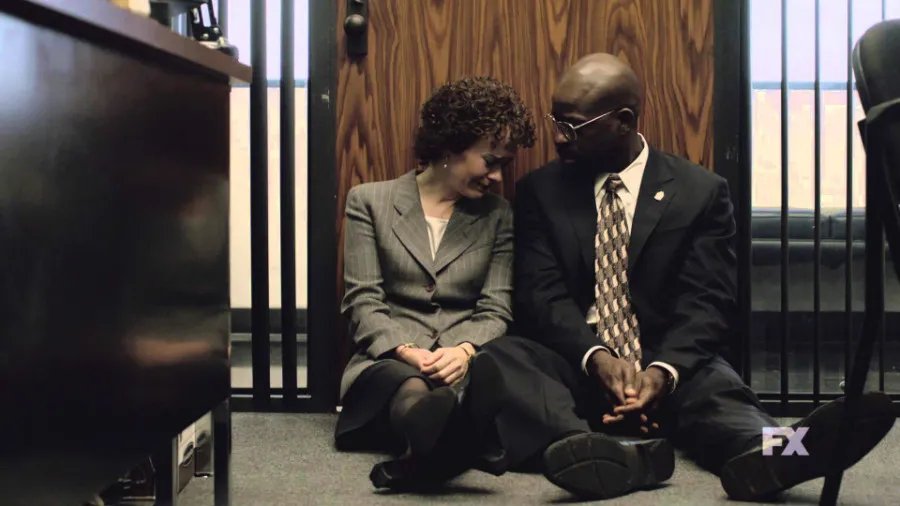 An der Schulter von Christopher Darden (Sterling K. Brown) findet Marcia (Sarah Paulson) Trost. © FX